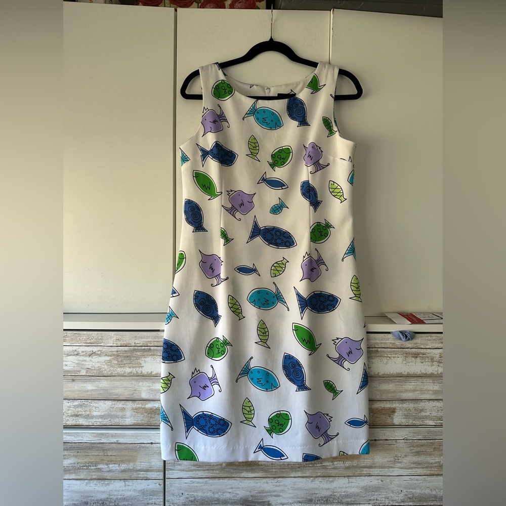 🐟 Courtenay Stretch Fish Print Sheath Dress Size 8 White Blue Green Sleeveless